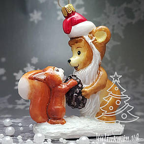 Скляна ялинкова іграшка ведмедик дарує білочці шишку Komozja Family Santa Claus, фото 1