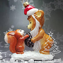 Скляна ялинкова іграшка ведмедик дарує білочці шишку Komozja Family Santa Claus, фото 4