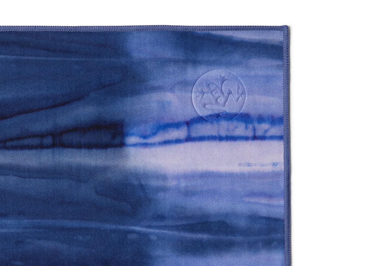 Йога-полотенце для рук Manduka eQua Hand Towel MoonTie Dye 67x40 см синий - фото 2 - id-p2188076640