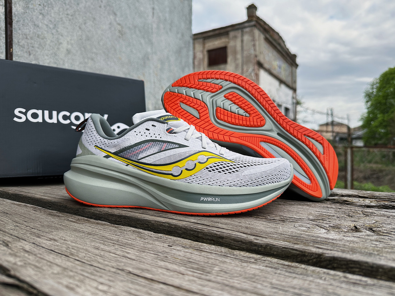 Чоловічі кросівки для бігу Saucony OMNI 22 S20926-110 Fog Bough сірі Оригінал
