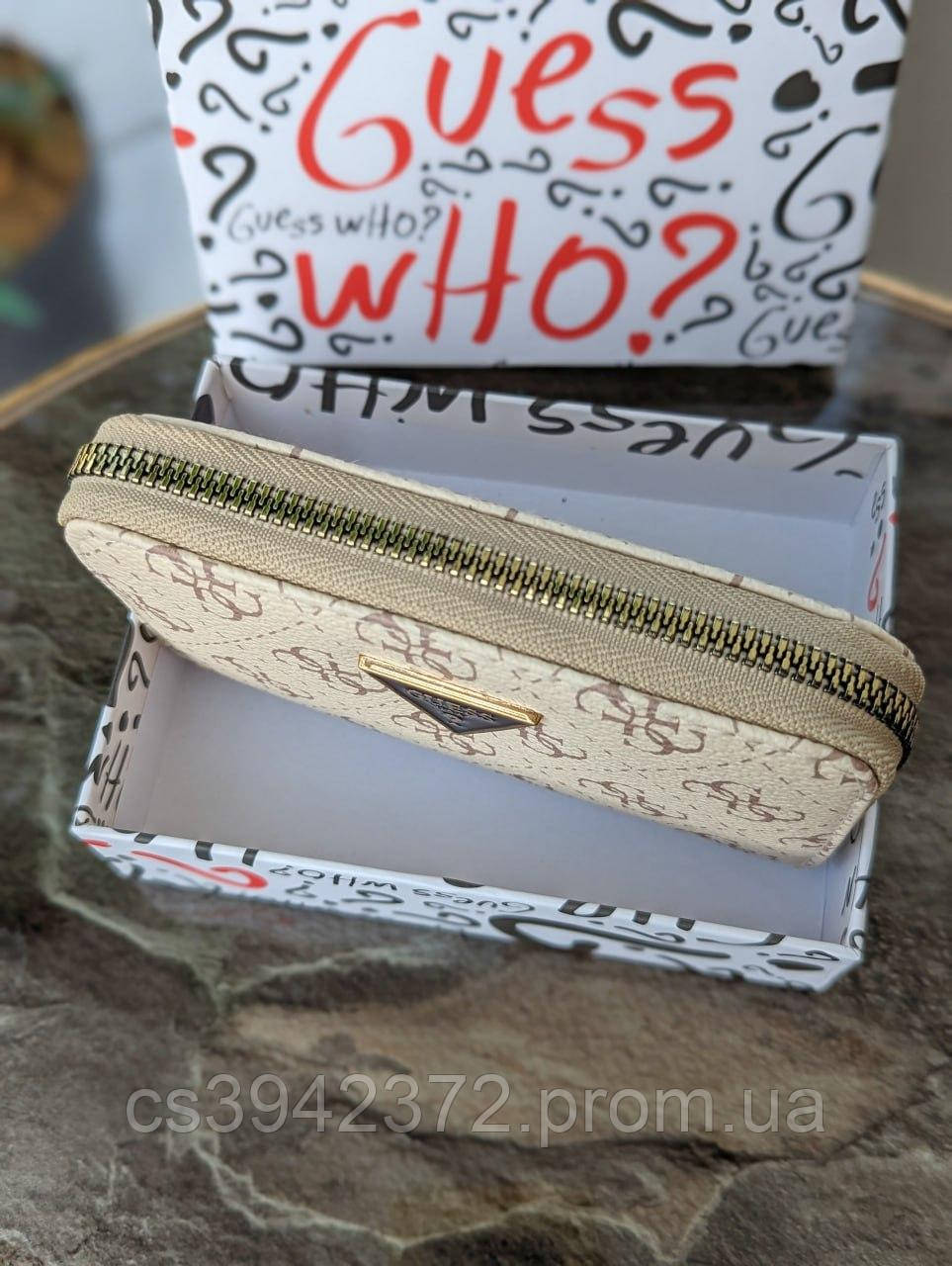 Модный женский бежевый кошелек мини конверт Guess на змейке люкс - фото 2 - id-p2188166449