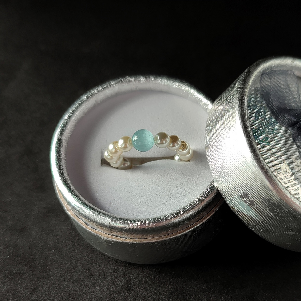 Каблучка-кільце зі штучними перлами на резинці з натуральним блакитним каменем "Котяче око"