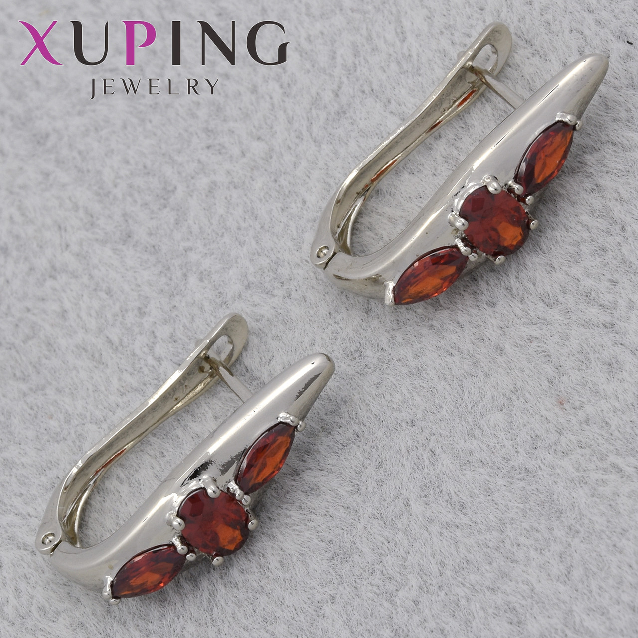 Серёжки женские серебристые фирма Xuping Jewelry родий английская застёжка с красными стразами размер 25х7 мм