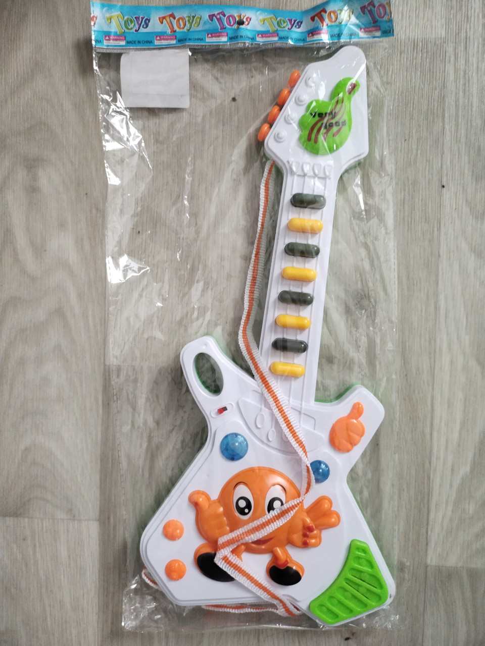 Іграшка гітара для дітей - довжина 41см, ширина 18см, пластик, елементи живлення в комплект не входять