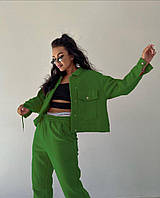 Яркий костюм с укороченой рубашкой и брюки-джоггеры зеленый