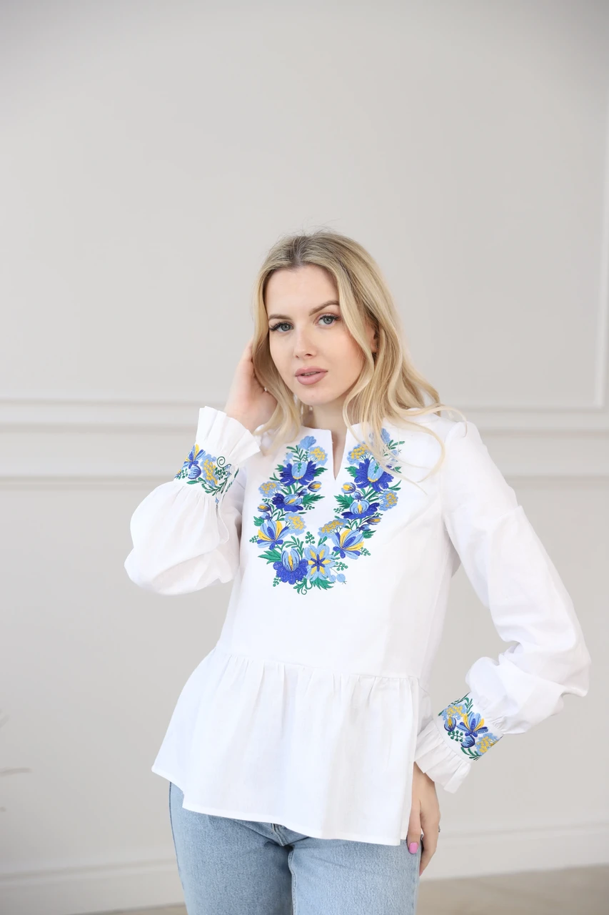 ΠΠΈΡΠΈΠ²Π°Π½ΠΊΠ° ΠΆΡΠ½ΠΎΡΠ° Π· ΠΊΠ²ΡΡΠΊΠΎΠ²ΠΈΠΌ ΠΎΡΠ½Π°ΠΌΠ΅Π½ΡΠΎΠΌ Π² Π±Π»Π°ΠΊΠΈΡΠ½ΠΎ-ΠΆΠΎΠ²ΡΠΈΡ
ΡΠΎΠ½Π°Ρ
Π½Π° Π±ΡΠ»ΠΎΠΌΡ ΡΠΎΠ½Ρ