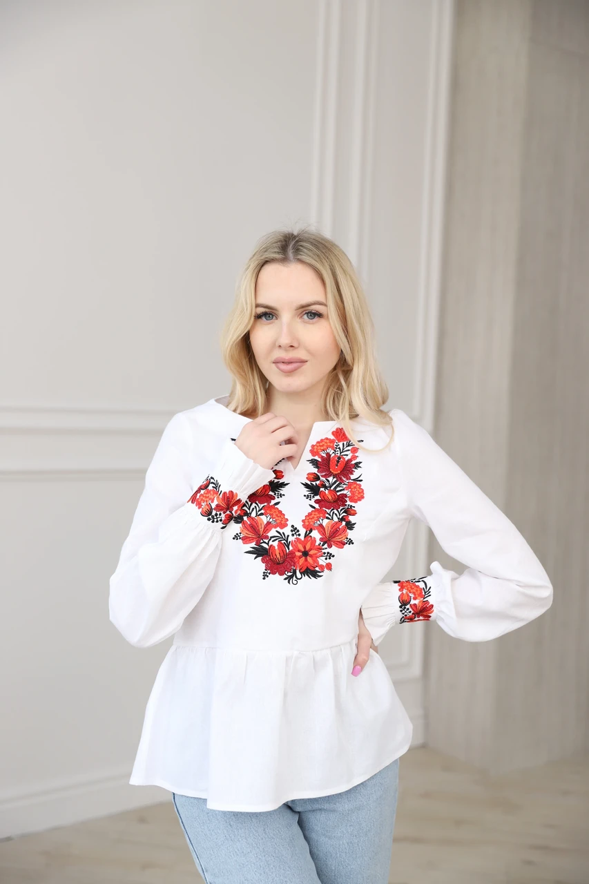 Жіноча вишиванка з червоними маками на талію з пышним низом біла блуза з гладдю