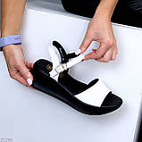 Білі жіночі шкіряні босоніжки натуральна шкіра на чорній підошві взуття жіноче, фото 2