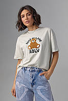 Трикотажная футболка с фактурным медвежонком и надписью - светло-серый цвет, S (есть размеры) dl