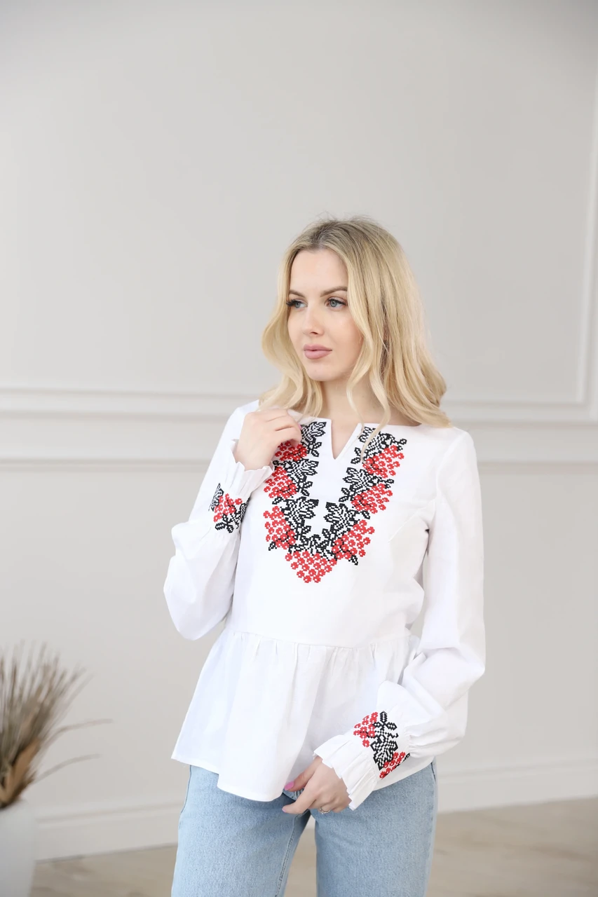 Жіноча вишиванка з бавовни з вишивкою калини хрестиком на талії зі зборкою білого кольору