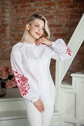 Сучасна біла жіноча сорочка з червоною гладдю на рукавах квіткового орнаменту з сорочкової тканини, фото 1