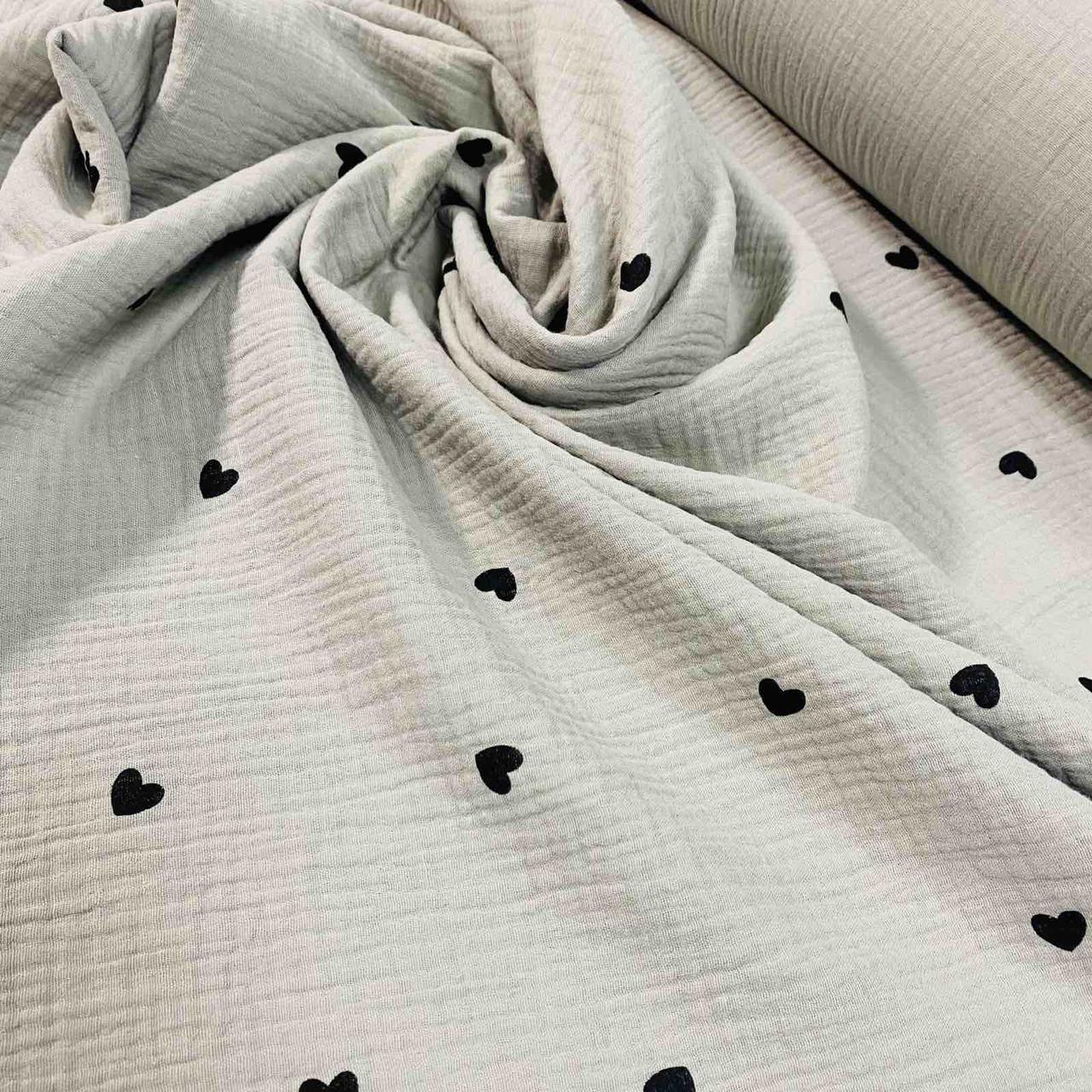 Тканина муслін жатий двошаровий, чорні сердечка на сіро-бежевому (шир.1,35 м) (MS-JAT-2-0105), фото 1