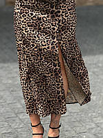 Женская изящная легкая базовая леопардовая юбка из софта средней посадки на резиночке длины миди с разрезом