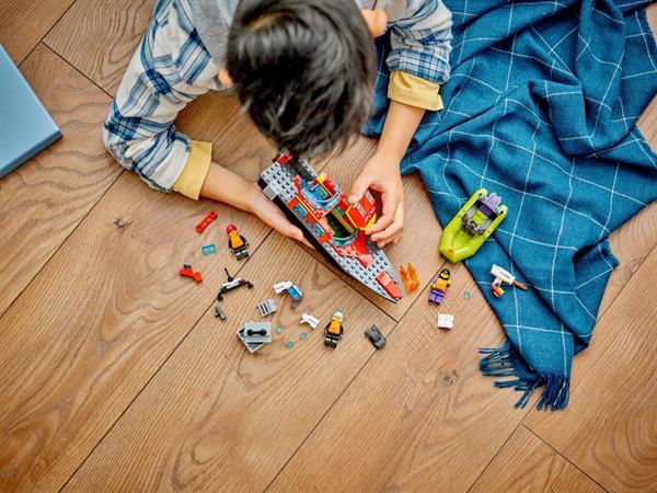 Конструктор LEGO City Човен пожежної бригади 144 деталі, фото 1