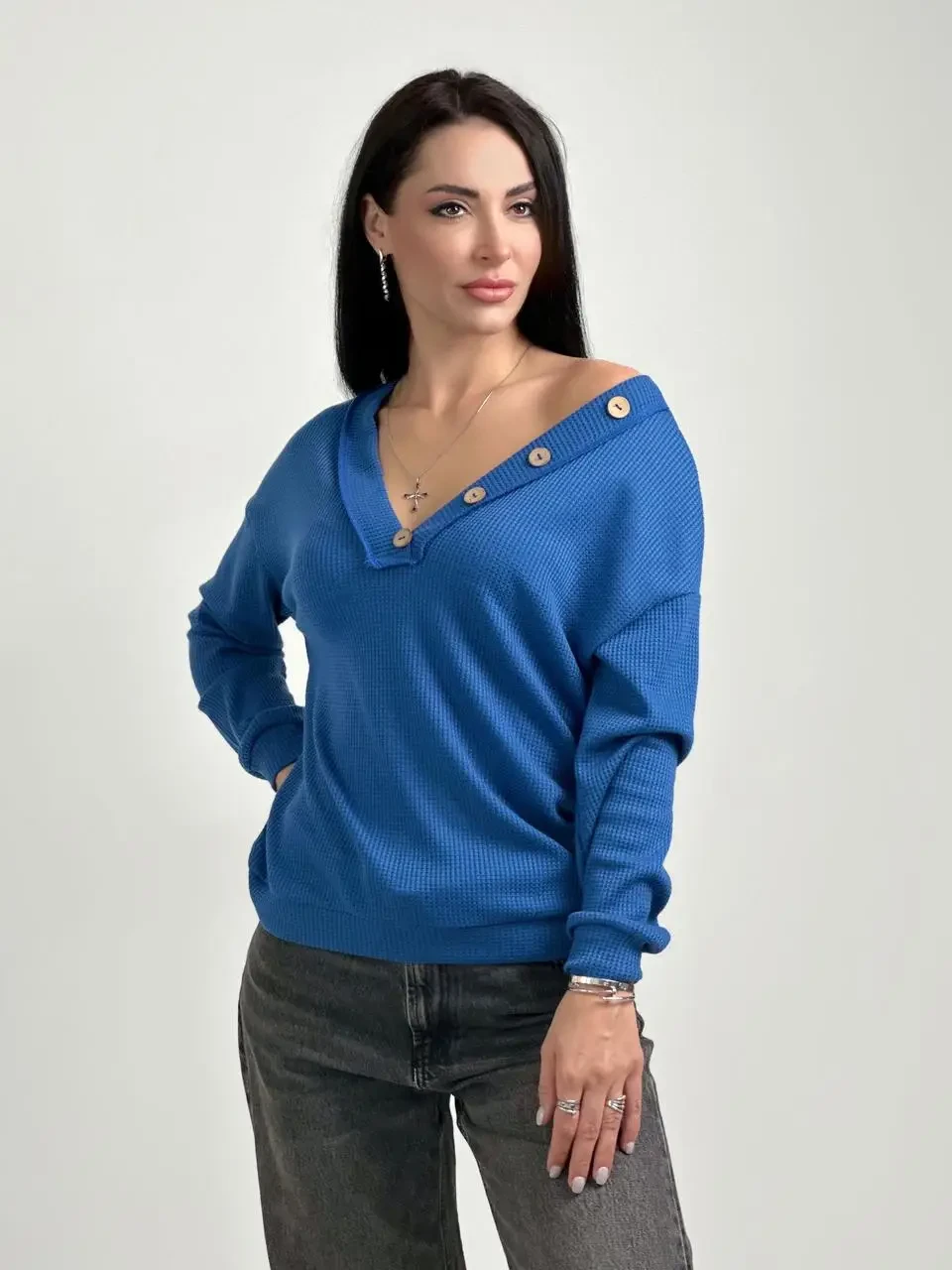 Жіноча демісезонна трикотажна кофта з V-подібним вирізом та спущені плечі