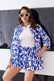 Біло-синій жіночий літній прогулянковий костюм із софту з плямистим принтом: сорочка та шорти