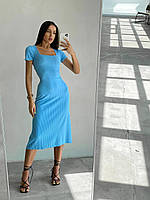 Голубое однотонное стильное расклешённое женское платье-миди в рубчик с коротким рукавом и шнуровкой на спине