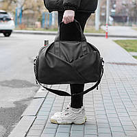 Спортивна сумка для тренувань та подорожей чорна з екошкіри жіноча дорожня містка