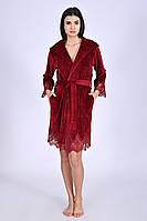 Короткий женский велюровый халат украшен кружевом элитная серия Nusa NS-0483 бордового цвета