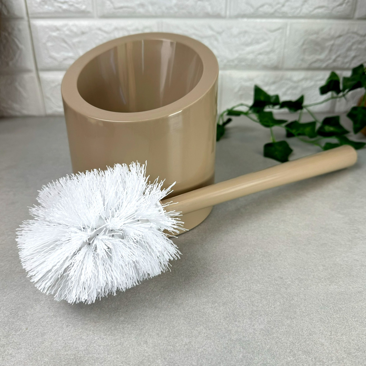 Пластиковий йорж для унітазу на підставці Крем Алеана