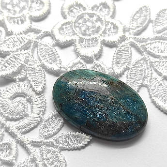 Апатит напівпрозорий природний камінь кабошон для виготовлення прикрас