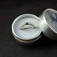 Кольцо с искусственным жемчугом на резинке с хрусталиком темно-синего цвета