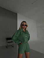 Оливковый женский костюм из коттона: Укороченная джинсовая Куртка на пуговицах и Шорты с открытыми карманами