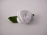 Троянда з листочками. Колір білий. 15мм