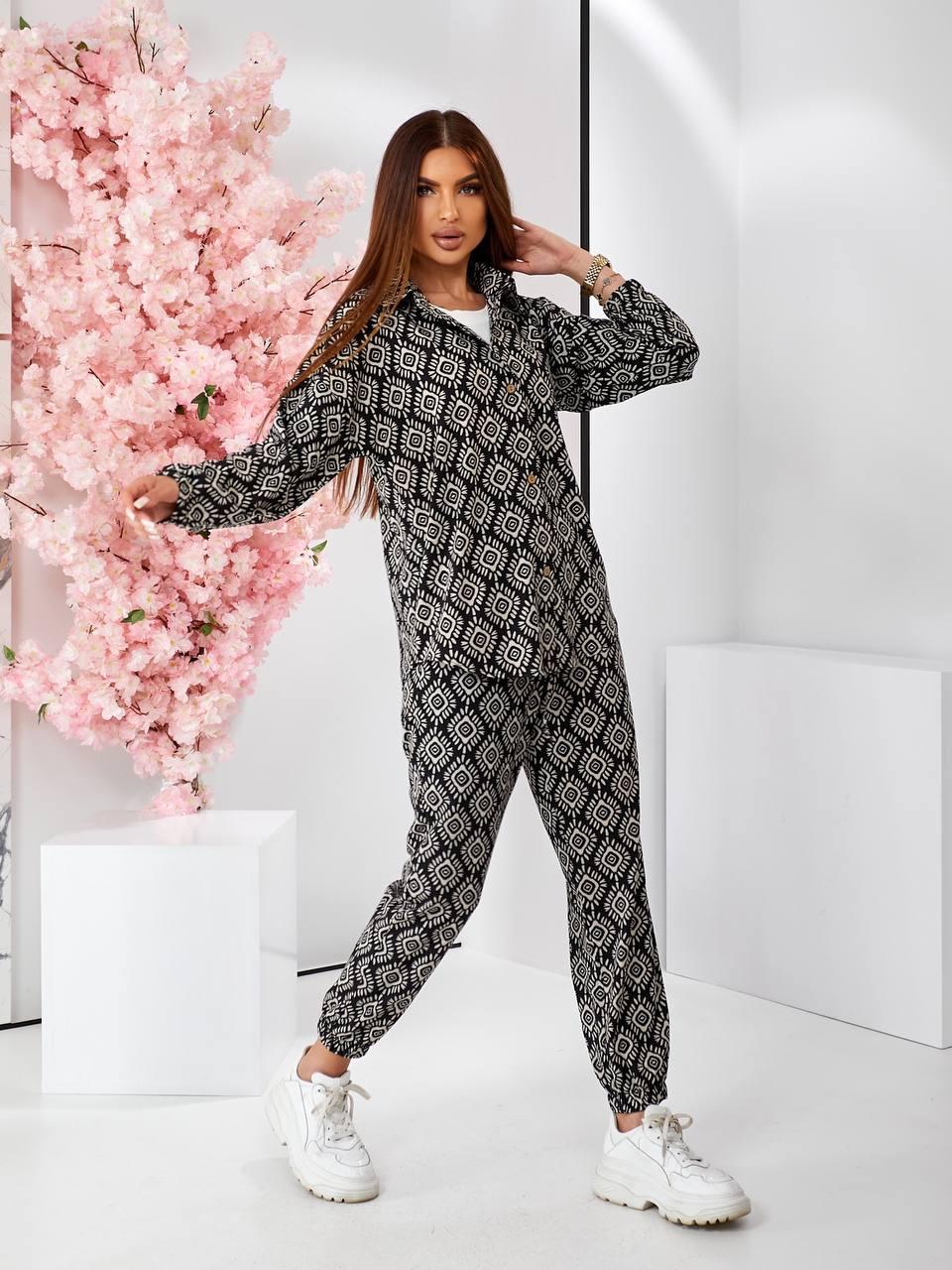Жіночий літній костюм з принтом: штани-джогери та сорочка, фото 1