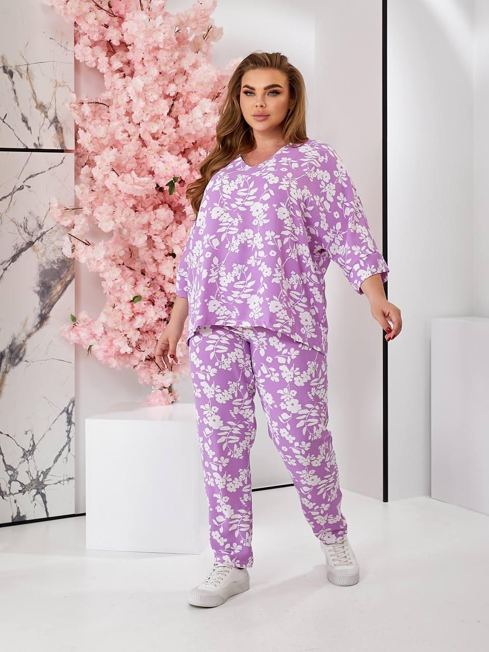 Жіночий стильний літній костюм з принтом: штани та простора блузка-туніка, батал великі розміри, фото 1