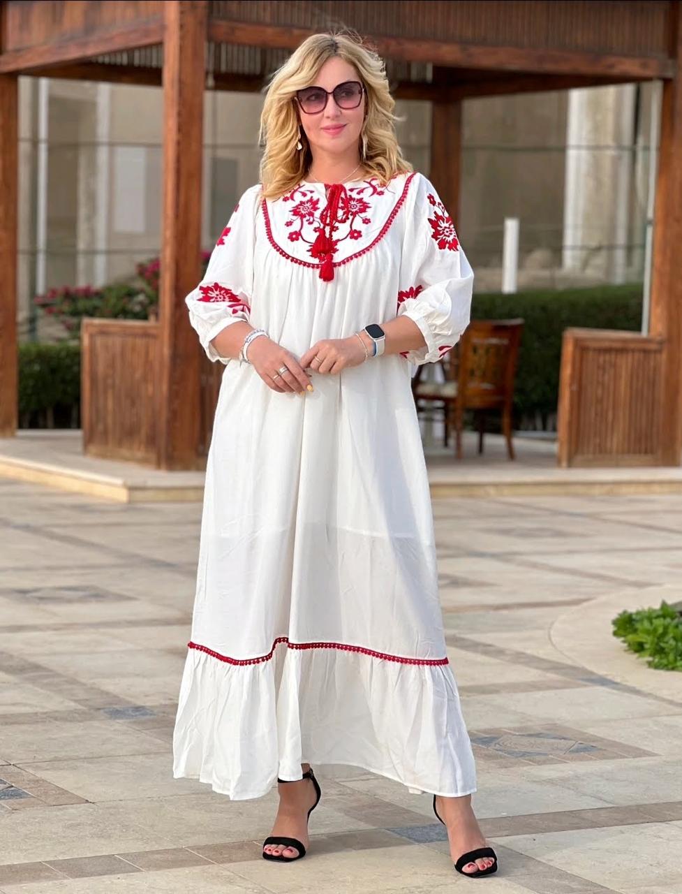 Біле жіноче плаття трапеція з вишивкою червоного кольору, фото 1