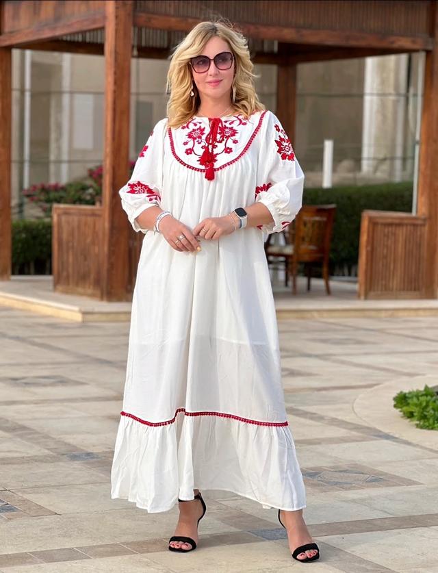 фотографія жіноче біле плаття з вишивкою червоного кольору