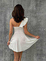 Женское изящное легкое классическое маленькое платье мини короткое на одно плече белый