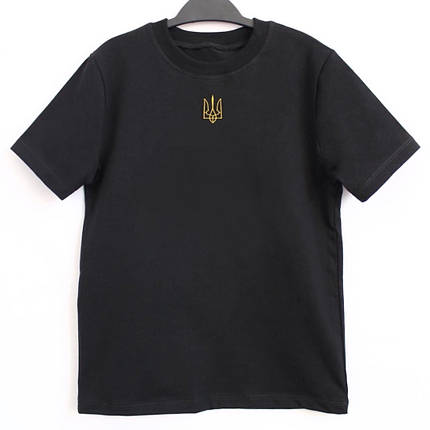 Чорна дитяча футболка з вишивкою тризуба золотими нитками патріотична 92–158 см, фото 1