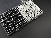 Кубики білі та чорні ігрові для настільних ігор із закругленими кутами і з крапками, висотою 16 мм