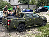 Двухсекционная складная усиленная в черном с трапузлами, блокировкой открытого положения крышка кузова пикапа.