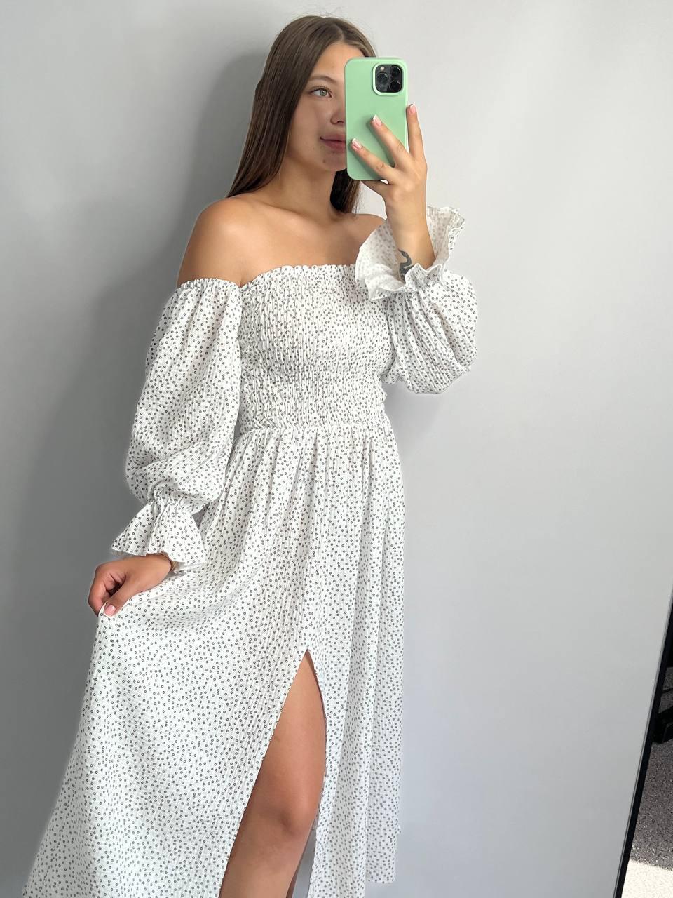 Сукня літня легка M-L білого кольору на резинці зі спадаючими рукавами, довга сукня жіноча з розрізом на ніжці