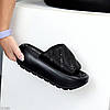 Ультра модні фактурні чорні шльопанці з тисненням на платформі, фото 5
