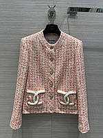 Пиджак женский Шанель из твида с логотипом на карманах, коллекция 2024