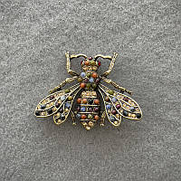 Брошка Метелик зі стразами та асорті каміння золотистий метал 49х38 мм+- купити біжутерію дешево в інтернеті