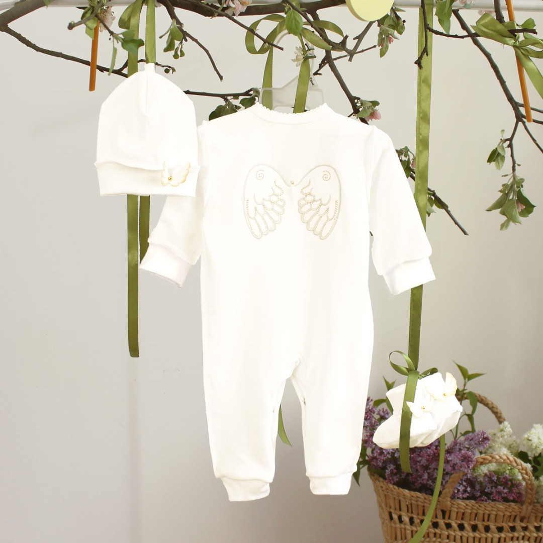 Чоловічок з крилами та іменем дитини молочний, фото 1