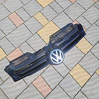 Решітка радіатора Volkswagen Golf 5 (2K1853655K)