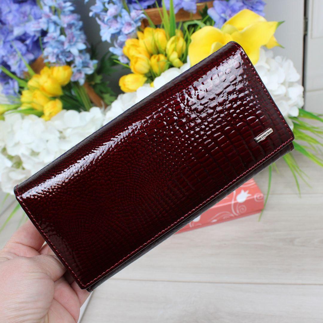 Жіночий шкіряний гаманець портмоне на магниті лаковий бордовий натуральна шкіра, фото 1
