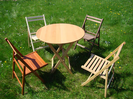 Столи та стільці дерев'яні