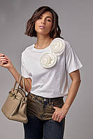 Жіноча трендова футболка з об ємними квітками