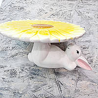 Подставка для кулича/торта керамическая «Кролики с цветком», 22,5 см, цвет желтый.