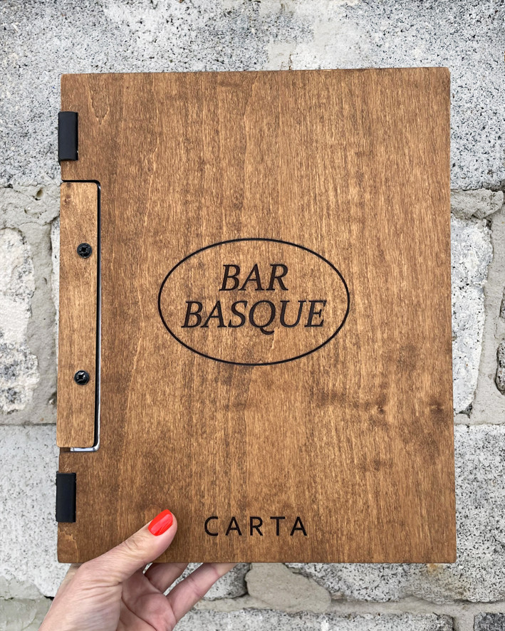 Папка дерев'яна для меню (А4) на шкіряних петлях (фанера 6 мм, логотип - на замовлення), колір горіх