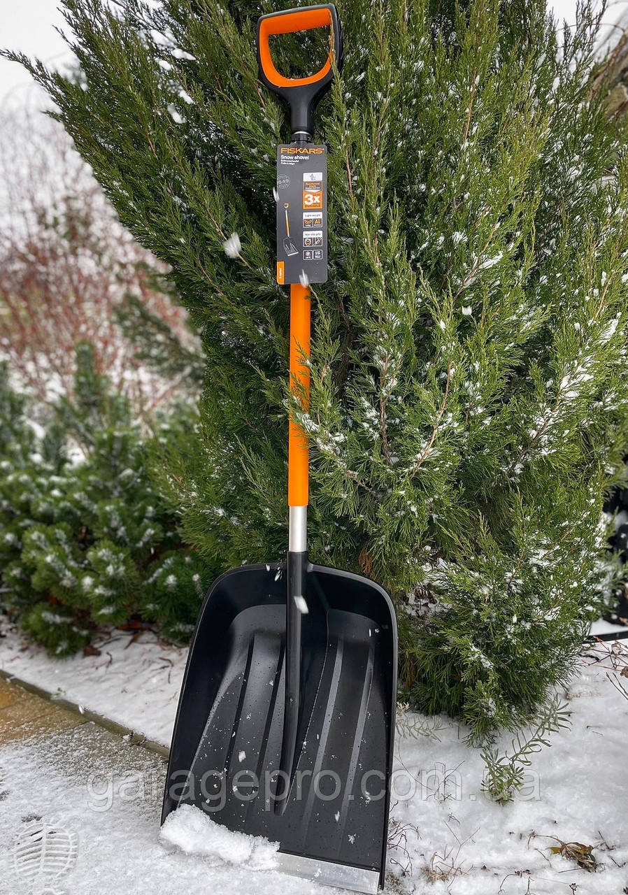 Полегшена лопата для збирання снігу Fiskars 131 см (1057177)