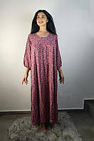 Длинное женское платье в цветочный принт свободного кроя розового цвета