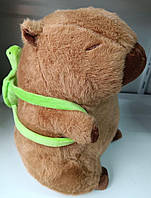 Мягкая игрушка Сидячий коричневый Капибара с Рюкзаком " Черепашка " 30см ( бобер, нутрия, водосвинка )